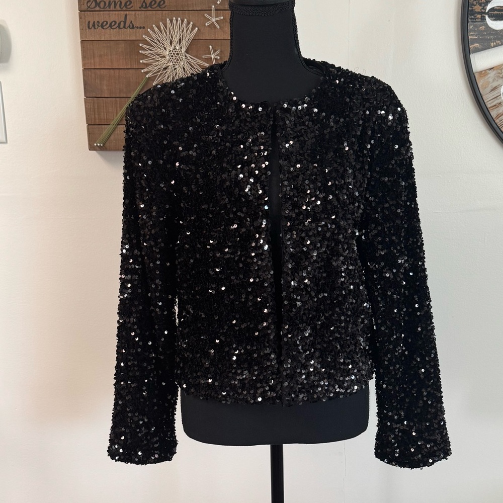 Sz S H&M black sequin coat. Round neck line, shoulder pads,cropped long sleeves🐸